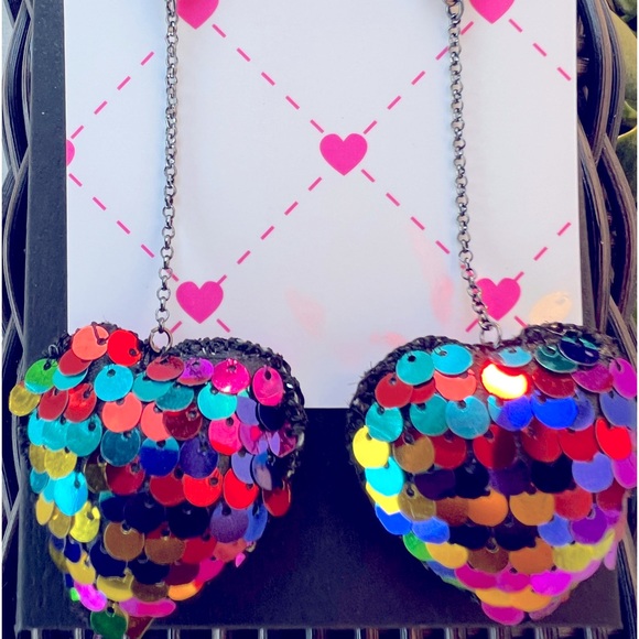 New Betsey Johnson
LUV Betsey Women's Sequin Heart Linear Hematite Earrings - Picture 7 of 9